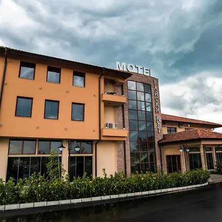 Kompleks Raiski Kat 汽车旅馆